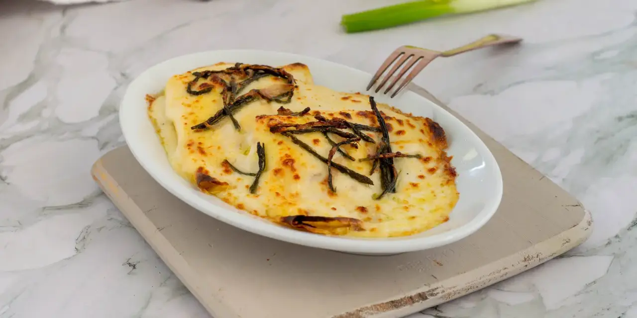 Crespelle con asparagi gratinate al forno, un piatto saporito e invitante, pronto per essere gustato.