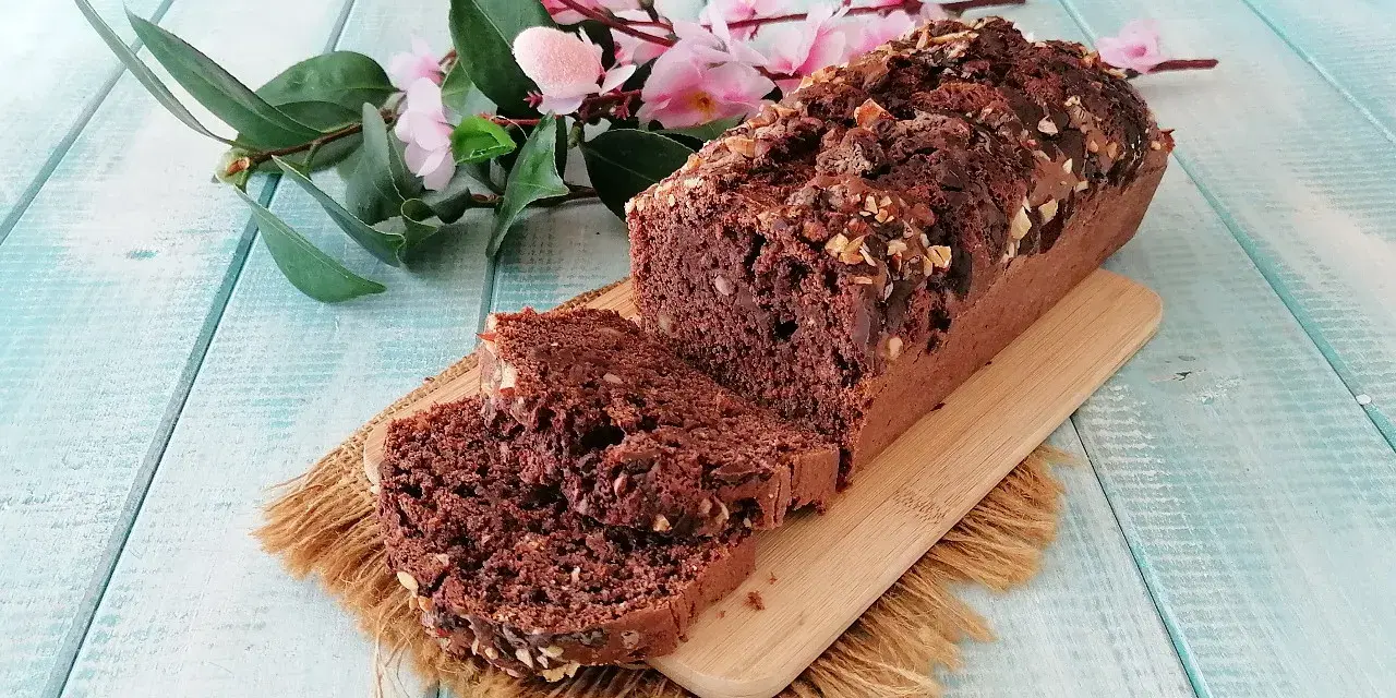 Plumcake al cioccolato senza uova, ricco e goloso, con noci tritate sulla crosta croccante. Perfetto per una colazione o merenda sana.