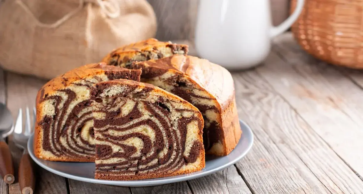 Torta marmorizzata, perfetta torta in friggitrice ad aria, servita su un piatto con posate.