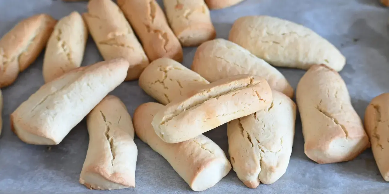 Biscotti morbidissimi in 5 minuti ricetta: una teglia piena di dolcetti dorati, perfetti per una pausa golosa.
