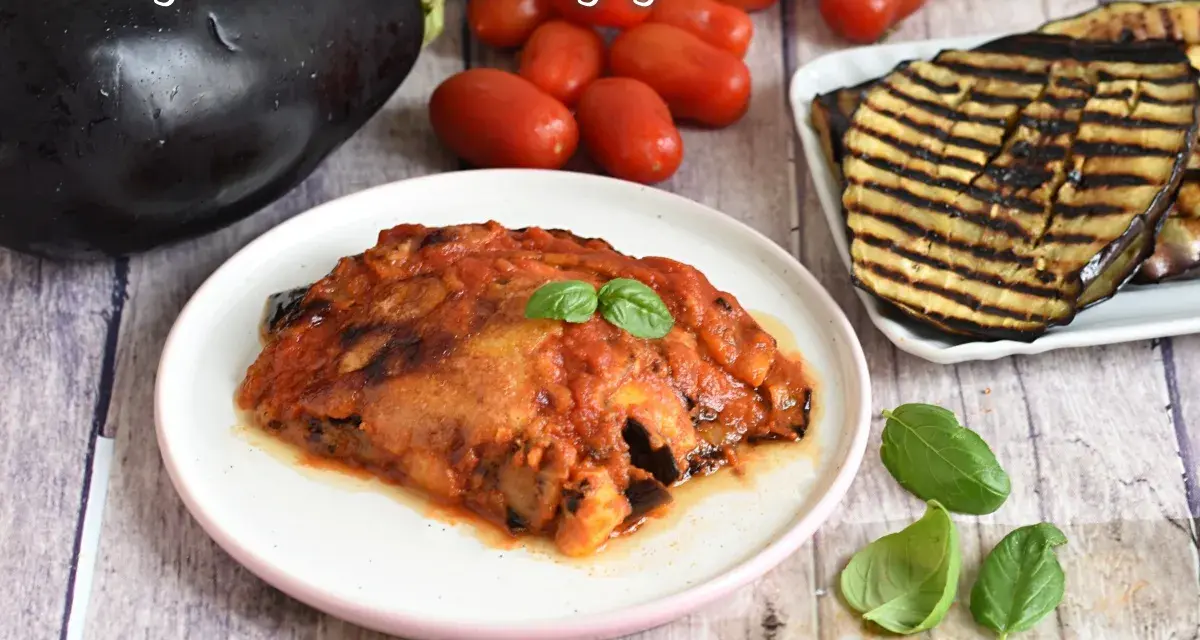 Parmigiana di melanzane grigliate, una ricetta leggera e gustosa. Melanzane grigliate alternate a sugo e basilico, senza frittura.