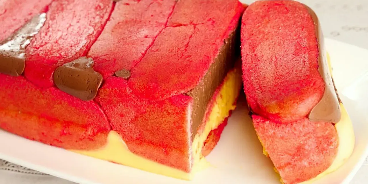 Zuppa inglese ricetta originale emiliana: strati di pan di Spagna rosa, crema al cioccolato e crema pasticcera, decorata con gocce di cioccolato.