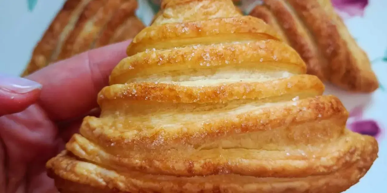 Sfogliatine dorate con zucchero, perfette per scoprire cosa mettere dentro la pasta sfoglia per un dolce sfizioso.