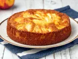 Torta di mele velocissima in 10 minuti, dorata e profumata, pronta da gustare.