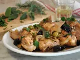 Un saporito coniglio alla cacciatora in bianco, con olive verdi e nere, cipolle e rosmarino, pronto per essere gustato.