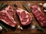 Tre succulenti tagli di carne per una perfetta grigliata: T-bone, costata e scamone, con rosmarino, aglio e sale grosso.