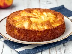 Torta di mele velocissima in 10 minuti, dorata e profumata, pronta da gustare.