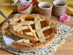 Una deliziosa crostata senza glutine con marmellata d'arancia, pronta per essere gustata con un caffè.