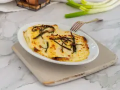 Crespelle con asparagi gratinate al forno, un piatto saporito e invitante, pronto per essere gustato.