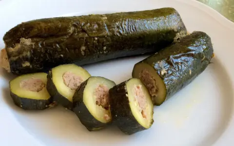 Zucchine ripiene in padella, un piatto saporito con zucchine cotte e farcite con un ripieno di carne.