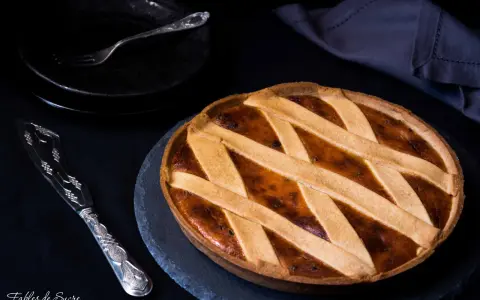 Una deliziosa crostata di ricotta, con la sua crosta dorata e il ripieno invitante, pronta per essere gustata.