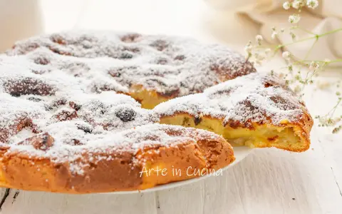Frittata di mele in padella, soffice e profumata, cosparsa di zucchero a velo. Un dolce veloce e goloso, pronto in 5 minuti per una pausa deliziosa.