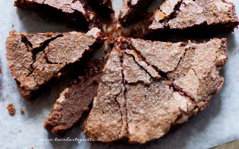 Torta al cioccolato, perfetta per Pasqua, con una crosta screpolata e spolverata di zucchero a velo.