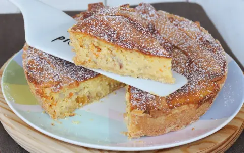 Una fetta di pastiera napoletana con pasta frolla, ricca di grano, ricotta e canditi, cosparsa di zucchero a velo.