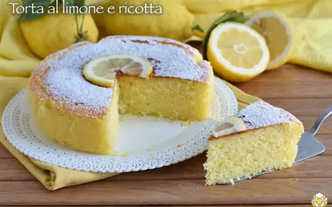 Una soffice torta ricotta e limone, spolverata di zucchero a velo e decorata con fettine di limone. Perfetta per una pausa golosa.