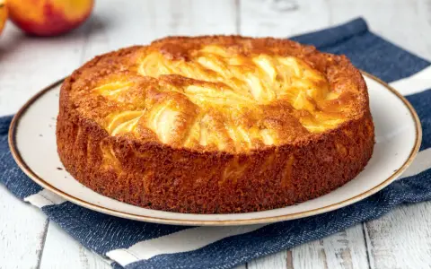 Torta di mele velocissima in 10 minuti, dorata e profumata, pronta da gustare.