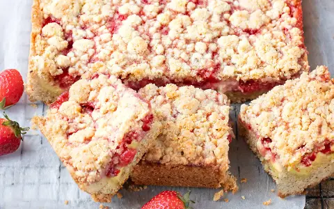 Deliziosa sbriciolata alle fragole, con un ripieno succoso e una copertura croccante. Perfetta per ogni occasione.