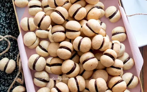 Baci di dama ricetta: deliziosi biscotti friabili con ripieno di cioccolato, perfetti per ogni occasione.