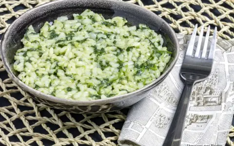 Cremoso risotto con spinaci, un piatto semplice e gustoso, pronto per essere gustato.
