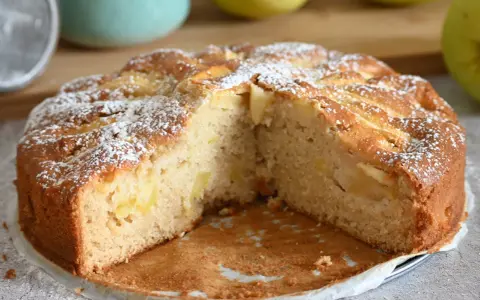 Torta di mele soffice e profumata, una delizia senza lattosio spolverata di zucchero a velo.