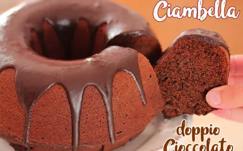 Ciambellone al cioccolato con glassa fondente che cola. Una fetta viene sollevata, mostrando la morbidezza dell'impasto.
