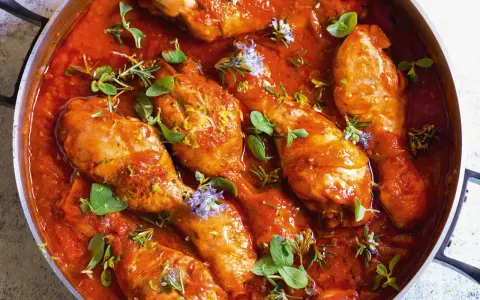 Succulento pollo alla cacciatora in padella, con erbe aromatiche fresche e scorza di limone.
