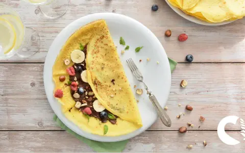 Deliziosa crepes senza glutine ripiena di crema al cioccolato, frutta fresca e nocciole. Un piacere per tutti i sensi.