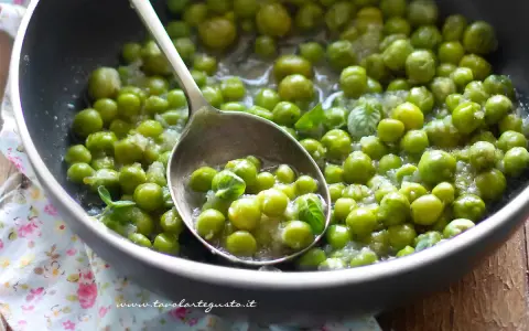 Piselli freschi in padella, cotti con cipolla e menta. Un contorno semplice e profumato.
