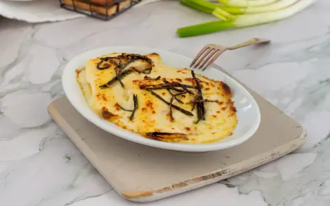 Crespelle con asparagi gratinate al forno, un piatto saporito e invitante, pronto per essere gustato.