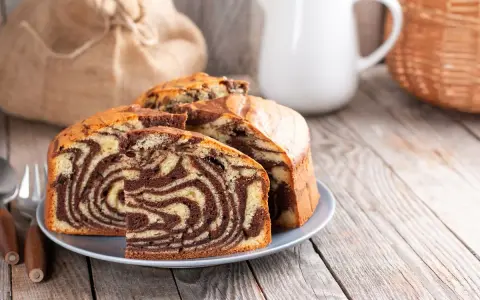 Torta marmorizzata, perfetta torta in friggitrice ad aria, servita su un piatto con posate.