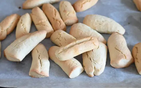 Biscotti morbidissimi in 5 minuti ricetta: una teglia piena di dolcetti dorati, perfetti per una pausa golosa.