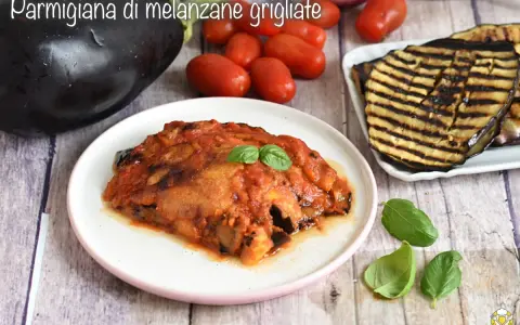 Parmigiana di melanzane grigliate, una ricetta leggera e gustosa. Melanzane grigliate alternate a sugo e basilico, senza frittura.