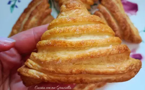 Sfogliatine dorate con zucchero, perfette per scoprire cosa mettere dentro la pasta sfoglia per un dolce sfizioso.