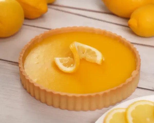 Una deliziosa crostata al limone, con la sua crema gialla brillante e decorata con spicchi di limone fresco.