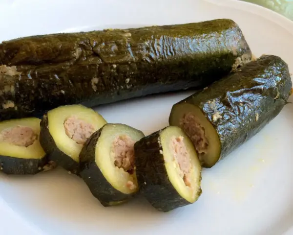Zucchine ripiene in padella, un piatto saporito con zucchine cotte e farcite con un ripieno di carne.