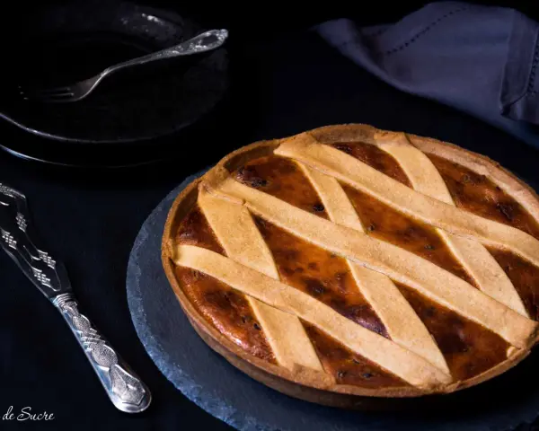 Una deliziosa crostata di ricotta, con la sua crosta dorata e il ripieno invitante, pronta per essere gustata.