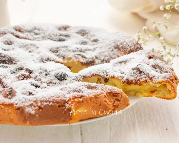Frittata di mele in padella, soffice e profumata, cosparsa di zucchero a velo. Un dolce veloce e goloso, pronto in 5 minuti per una pausa deliziosa.