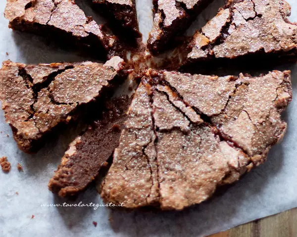 Torta al cioccolato, perfetta per Pasqua, con una crosta screpolata e spolverata di zucchero a velo.