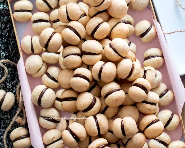 Baci di dama ricetta: deliziosi biscotti friabili con ripieno di cioccolato, perfetti per ogni occasione.