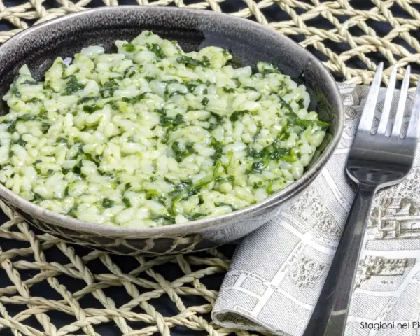 Cremoso risotto con spinaci, un piatto semplice e gustoso, pronto per essere gustato.