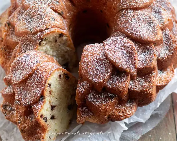 Torta al mascarpone soffice e profumata, con gocce di cioccolato e una spolverata di zucchero a velo. Perfetta per ogni occasione.