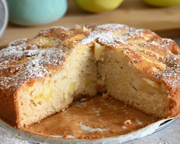 Torta di mele soffice e profumata, una delizia senza lattosio spolverata di zucchero a velo.