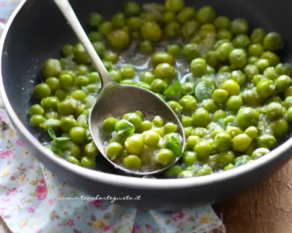 Piselli freschi in padella, cotti con cipolla e menta. Un contorno semplice e profumato.