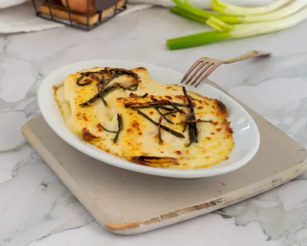 Crespelle con asparagi gratinate al forno, un piatto saporito e invitante, pronto per essere gustato.