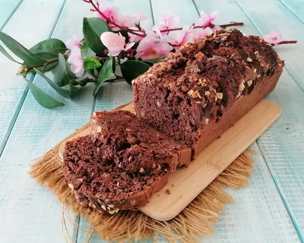 Plumcake al cioccolato senza uova, ricco e goloso, con noci tritate sulla crosta croccante. Perfetto per una colazione o merenda sana.