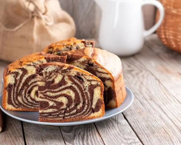 Torta marmorizzata, perfetta torta in friggitrice ad aria, servita su un piatto con posate.