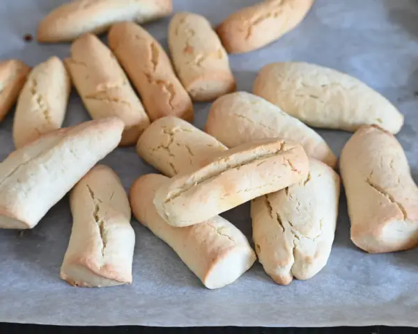 Biscotti morbidissimi in 5 minuti ricetta: una teglia piena di dolcetti dorati, perfetti per una pausa golosa.