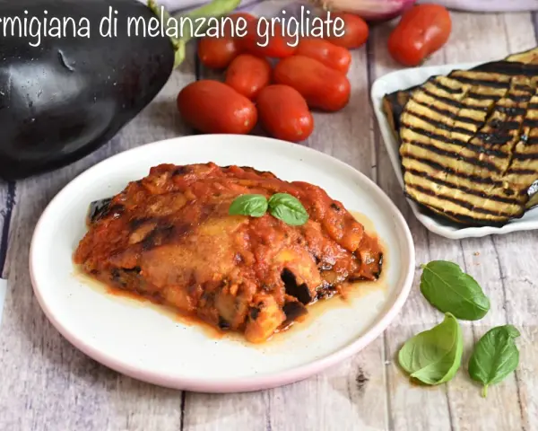 Parmigiana di melanzane grigliate, una ricetta leggera e gustosa. Melanzane grigliate alternate a sugo e basilico, senza frittura.