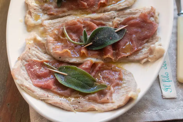 Saltimbocca alla romana: fettine di vitello con prosciutto crudo e salvia, condite con olio e pepe.