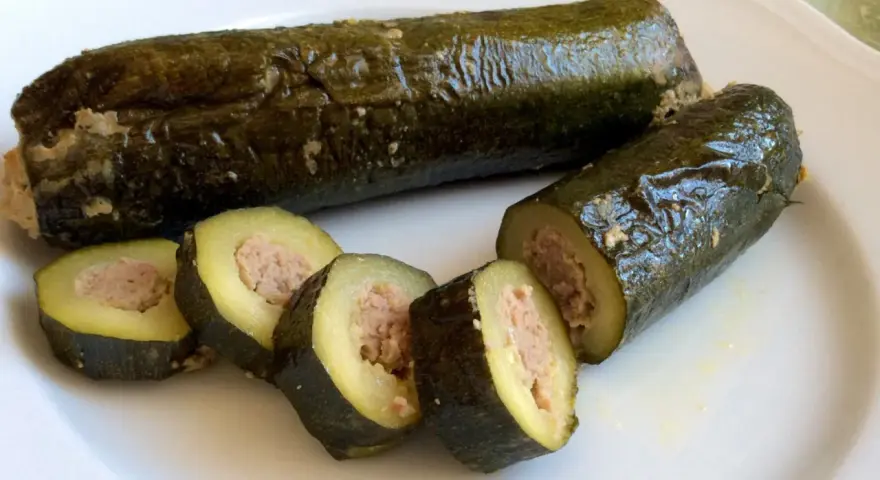 Zucchine ripiene in padella, un piatto saporito con zucchine cotte e farcite con un ripieno di carne.